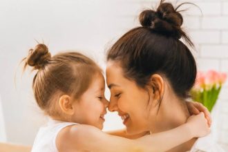 Scoala Mamei se intoarce in Baia Mare Viitoarele mamici sunt invitate la un nou program gratuit