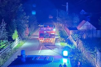 alerta maxima in poienile de sub munte trei case si o victima raportate in urma unui incendiu ce au descoperit pompierii