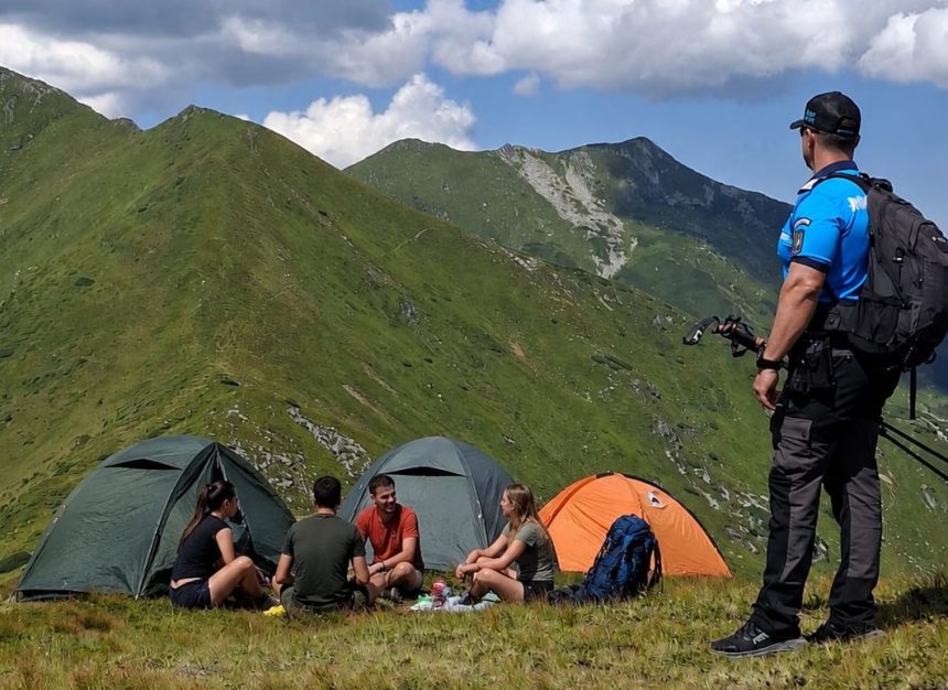 jandarmii montani ofera sfaturi pentru turisti locuri de camping in maramures si cum sa te protejezi de ursi