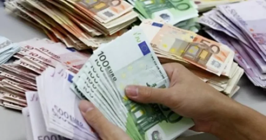Dacă România pierde ratingul „junk”, euro ar putea sări de 6 lei, avertizează un economist