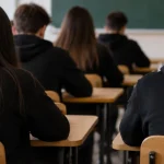 Elevii protestează azi față de uniforme - Vin la cursuri îmbrăcați în negru
