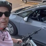 Pap Zsolt pedalează, mașina Primăriei îl urmărește. Cine plătește derapajul?