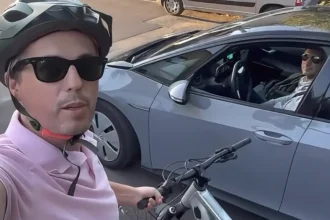 Pap Zsolt pedalează, mașina Primăriei îl urmărește. Cine plătește derapajul?