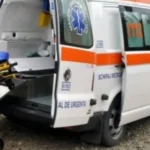 Șoferiță de 86 de ani, rănită după ce a lovit o mașină parcată și un podeț
