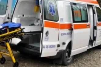 Șoferiță de 86 de ani, rănită după ce a lovit o mașină parcată și un podeț