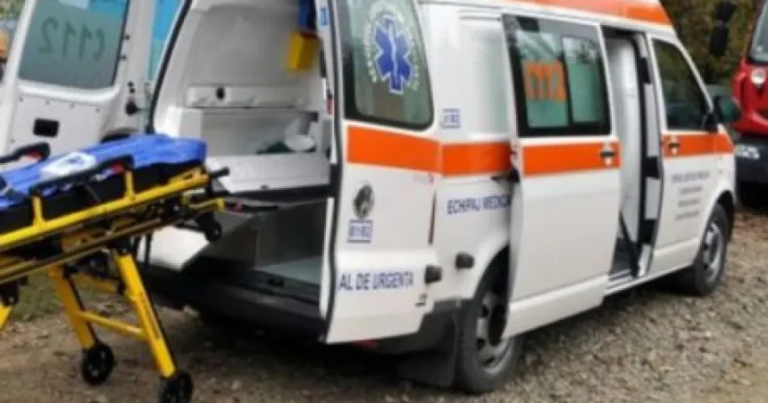 Șoferiță de 86 de ani, rănită după ce a lovit o mașină parcată și un podeț