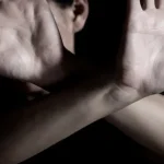 Violență domestică: soție agresată la Sighet și femeie amenințată la Copalnic-Mănăștur