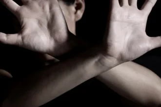 Violență domestică: soție agresată la Sighet și femeie amenințată la Copalnic-Mănăștur