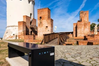 Wi-Fi și încărcare lângă ziduri vechi de secole. Bănci inteligente în Satu Mare